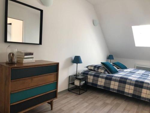 1 dormitorio con cama, tocador y espejo en Maison Lumineuse à Boulieu, en Courtenay