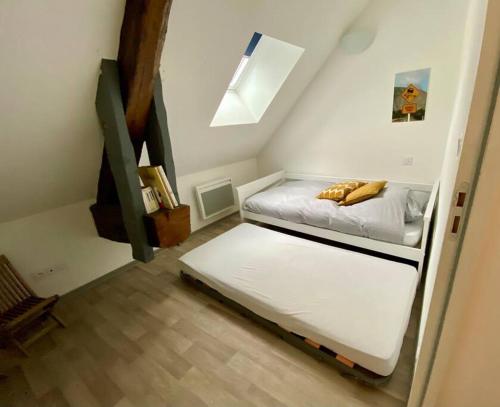 Habitación pequeña con 2 camas en un ático en Maison Lumineuse à Boulieu, en Courtenay