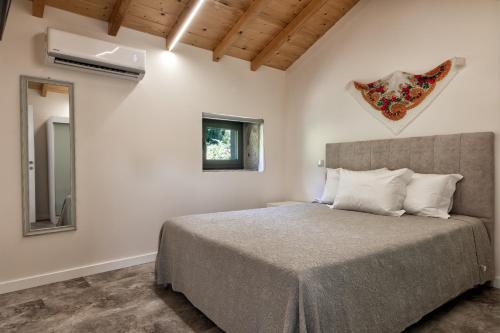 un dormitorio con una cama y un espejo en Quinta dos Fangueiros, en Riba de Âncora