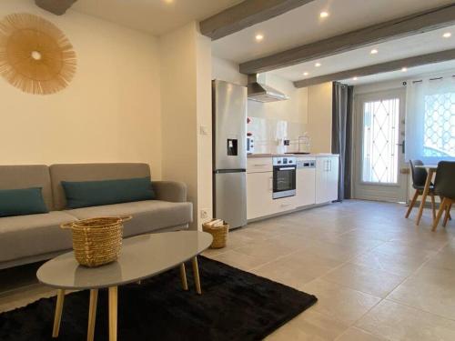 un salon avec un canapé et une table dans l'établissement Superbe Appartement climatisé avec Patio, à Montpellier