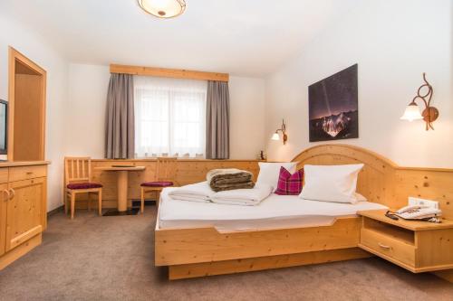 a hotel room with a bed and a desk at Hotel Montana in Ischgl