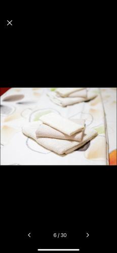una foto de dos toallas sentadas en una mesa en S&LResidence, en Râșnov