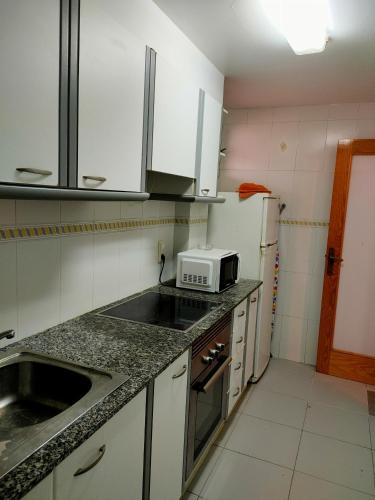 Η κουζίνα ή μικρή κουζίνα στο Tamaris Playa Solo Familias Serviplaya