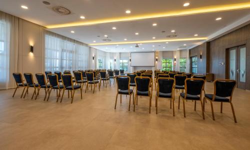 a conference room with chairs and a screen in the middle at Hotel Attica21 Las Rozas in Las Rozas de Madrid