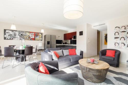 un salon avec un canapé, des chaises et une table dans l'établissement 3 bedrooms: 200m from Croisette, à Cannes