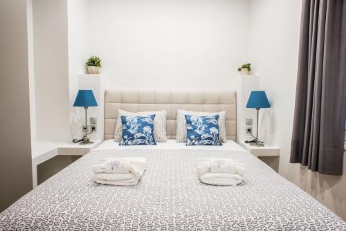 - une chambre avec un lit et des serviettes dans l'établissement A21 Pristine Suite a breath away from Parthenoon!, à Athènes