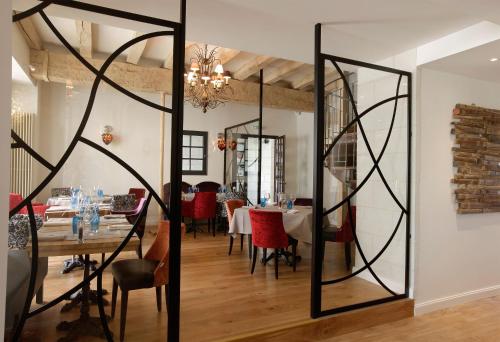 Χώρος καθιστικού στο Logis Hotel La Croix Blanche Fontevraud