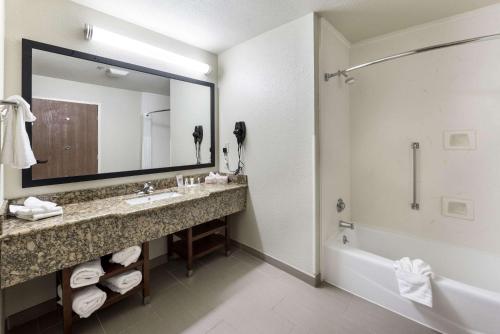 Ένα μπάνιο στο Comfort Suites Monroe