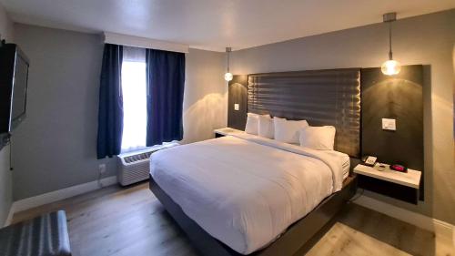 Кровать или кровати в номере Clarion Pointe El Cajon San Diego East