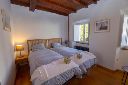 two beds in a bedroom with two boxes on them at Casa Jovellanos de Casas Das Figueiras en Ría Eo-Ribadeo in Castropol