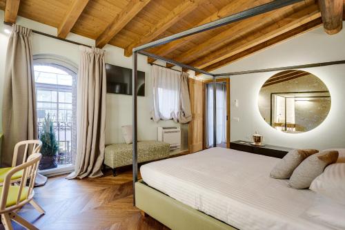Borgonovo Val TidoneにあるHotel Borgo Imperoのベッドルーム(ベッド1台、鏡付)