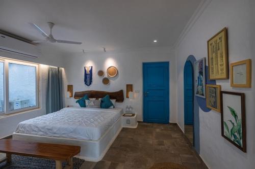 SaffronStays Kairos Zeus, Karjat - Greek style pool villa near Camp Maxにあるベッド