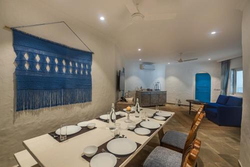 カルジャットにあるSaffronStays Kairos Zeus, Karjat - Greek style pool villa near Camp Maxのギャラリーの写真