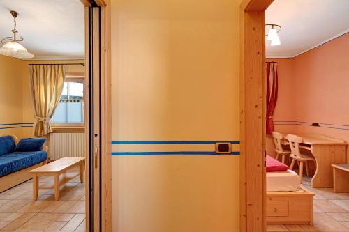 uma sala com uma porta que leva a um quarto em Chalet Betty Appartamento Pec em Livigno