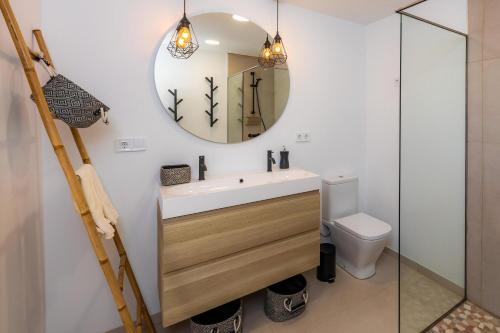 ein Bad mit einem Waschbecken und einem Spiegel in der Unterkunft Ca Na Lola in Porto Cristo