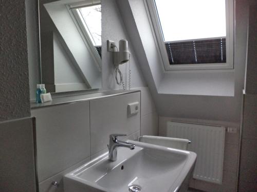 a bathroom with a sink and a mirror at Landgasthof Fegetasch in Neukirchen