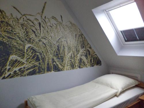 a bed in a room with a painting on the wall at Landgasthof Fegetasch in Neukirchen