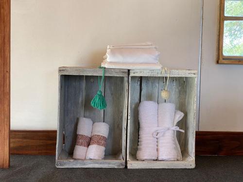 a wooden shelf with white towels in a room at Uy - Cabaña de ESTILO, entorno Natural ùnico in Mercedes