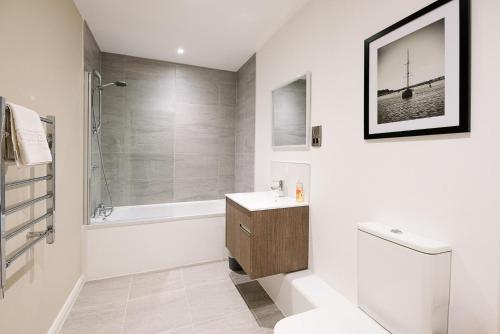 een badkamer met een toilet, een wastafel en een douche bij 2 Deben Wharf Woodbridge Air Manage Suffolk in Woodbridge