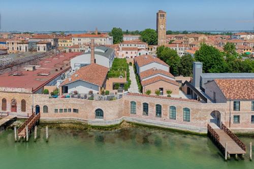 una vista aerea di una città con torre dell'orologio di NH Collection Murano Villa a Murano