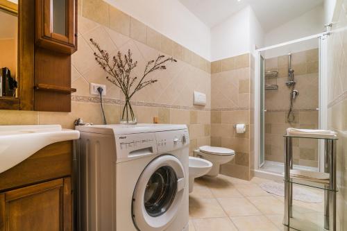 A bathroom at AffittaSardegna-Casa Osalla