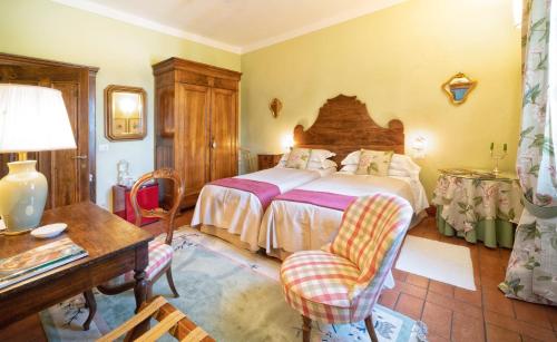 1 dormitorio con cama, escritorio y mesa en Casa Bellavista B&B, en Cortona