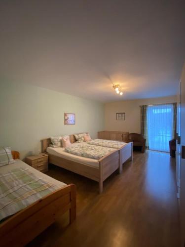a bedroom with two beds in a room at Erlebnispension Zum Wanderer Sepp in Arnbruck