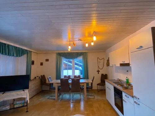 a kitchen and dining room with a table and chairs at Erlebnispension Zum Wanderer Sepp in Arnbruck