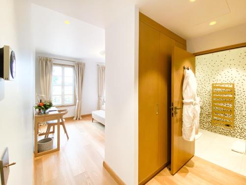 a room with a door and a room with a table at Petit Monlot - Saint-Emilion in Saint-Émilion