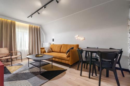 salon z kanapą i stołem w obiekcie Valve Old Town w Gdańsku