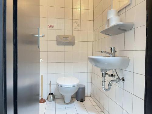 un baño con inodoro y lavabo en SAD181 - Zentrale Monteurwohnung, en Schwandorf