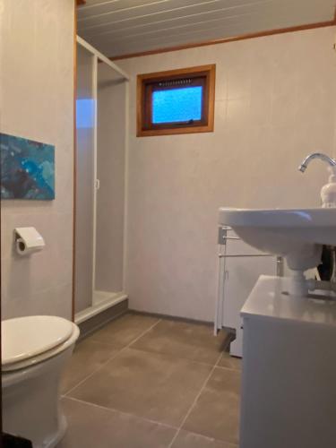 Ett badrum på Vakantiehuisje Makkum NL - T11