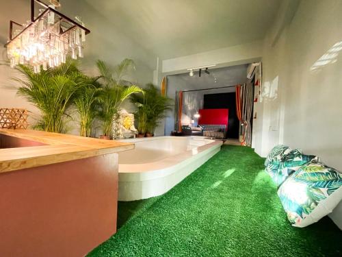 南灣的住宿－墾丁南灣酒池民宿，带浴缸和绿色地毯的大型客厅