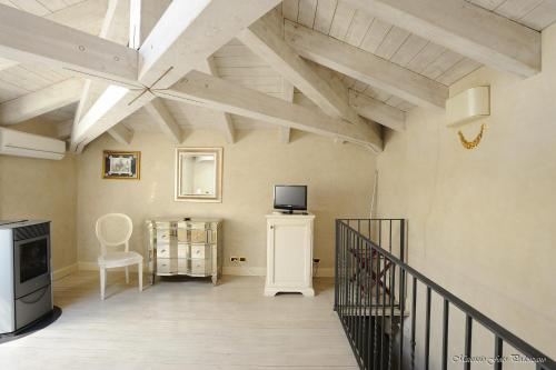 a living room with a ceiling with beams at Relais La Colombara Spa & Wellness in Travo