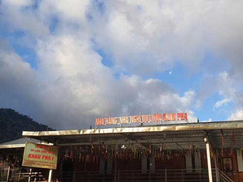 a building with a sign on the top of it at Nhà hàng Nhà nghỉ Dù Lượn Khau Phạ in Mù Cang Chải