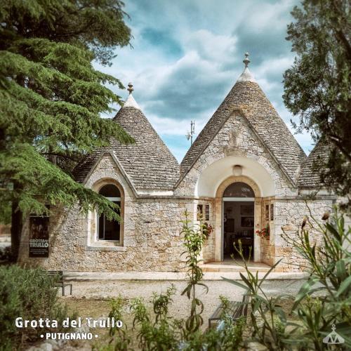 a church with a stone building at Il Cappello Di Paglia Casa Vacanze in Putignano