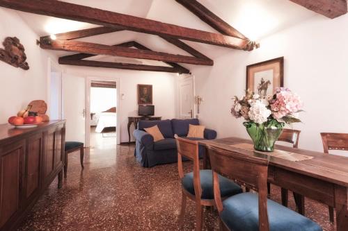 a living room with a table and a couch at Palazzetto San Lio, Rialto in Venice