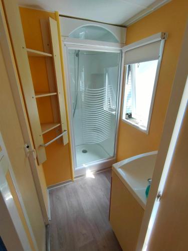 une salle de bain avec une douche, un lavabo et des toilettes dans l'établissement Mobil-home 6 pers Coeur de Vendée, à Le Pont Legé