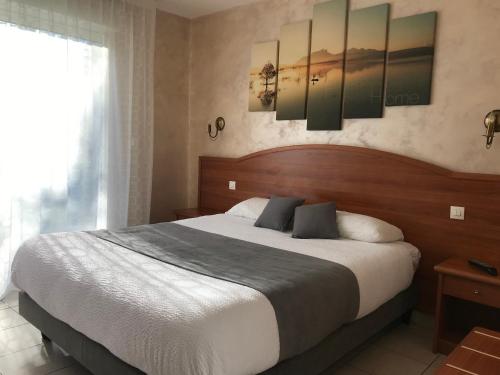 Una cama o camas en una habitación de Logis - Hostellerie Le Chatel Nangis