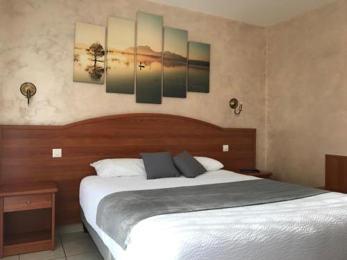 - une chambre avec un lit orné de 4 peintures murales dans l'établissement Logis - Hostellerie Le Chatel Nangis, à Nangis