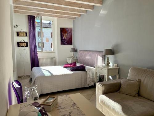 a living room with a bed and a couch at Le Rêve B&B - Lake view rooms in Sirmione