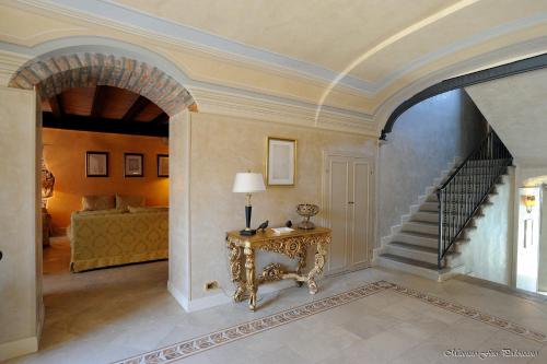 a room with a staircase and a table with a lamp at Relais La Colombara Spa & Wellness in Travo