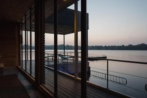 Výhled na řeku, která protéká v blízkosti hotelu