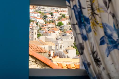 Blick auf eine Stadt aus dem Fenster einer Stadt in der Unterkunft Holiday Home Tezoro Royal in Dubrovnik