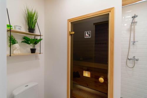 a bathroom with a shower with a glass door at Apartments24 Spordi in Rakvere