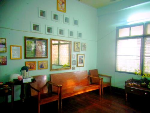 Χώρος καθιστικού στο 28 Rachabutr Hostel