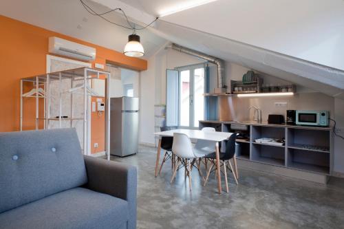 a kitchen and living room with a table and chairs at Apartamentos Turísticos As Burgas 6 by Bossh Hotels in Ourense