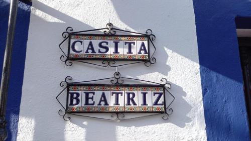 エステポナにあるCasita Beatriz - by Casa del Patioのカシータ・ベラを読む建物の脇の看板