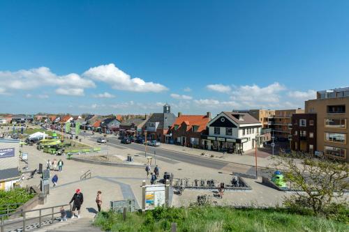 Una ciudad con gente caminando por una calle en De Bunker - Callantsoog, en Callantsoog