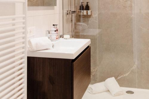 W łazience znajduje się umywalka i prysznic. w obiekcie Hotel Reynaert Bv w mieście Hulst